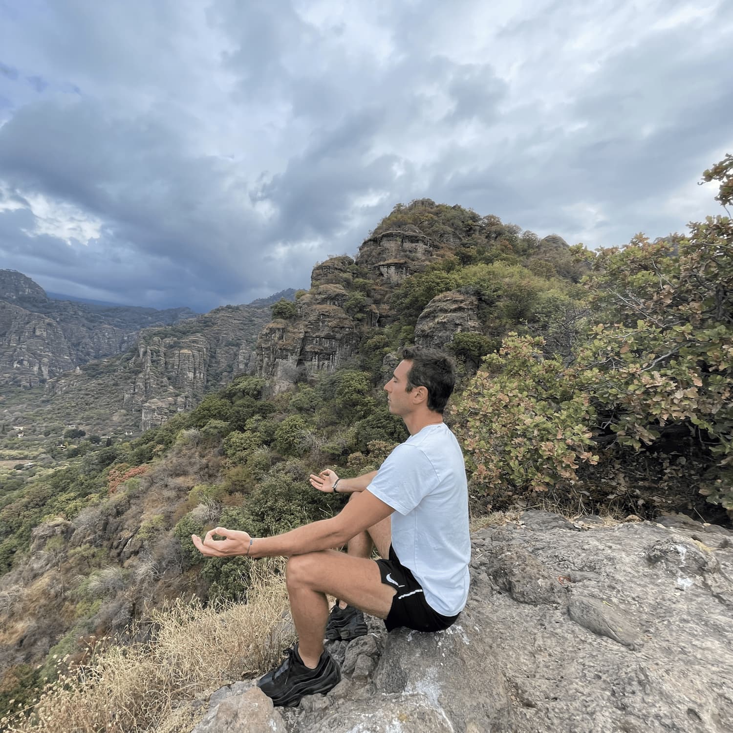 Ianis en méditation face à la montagne