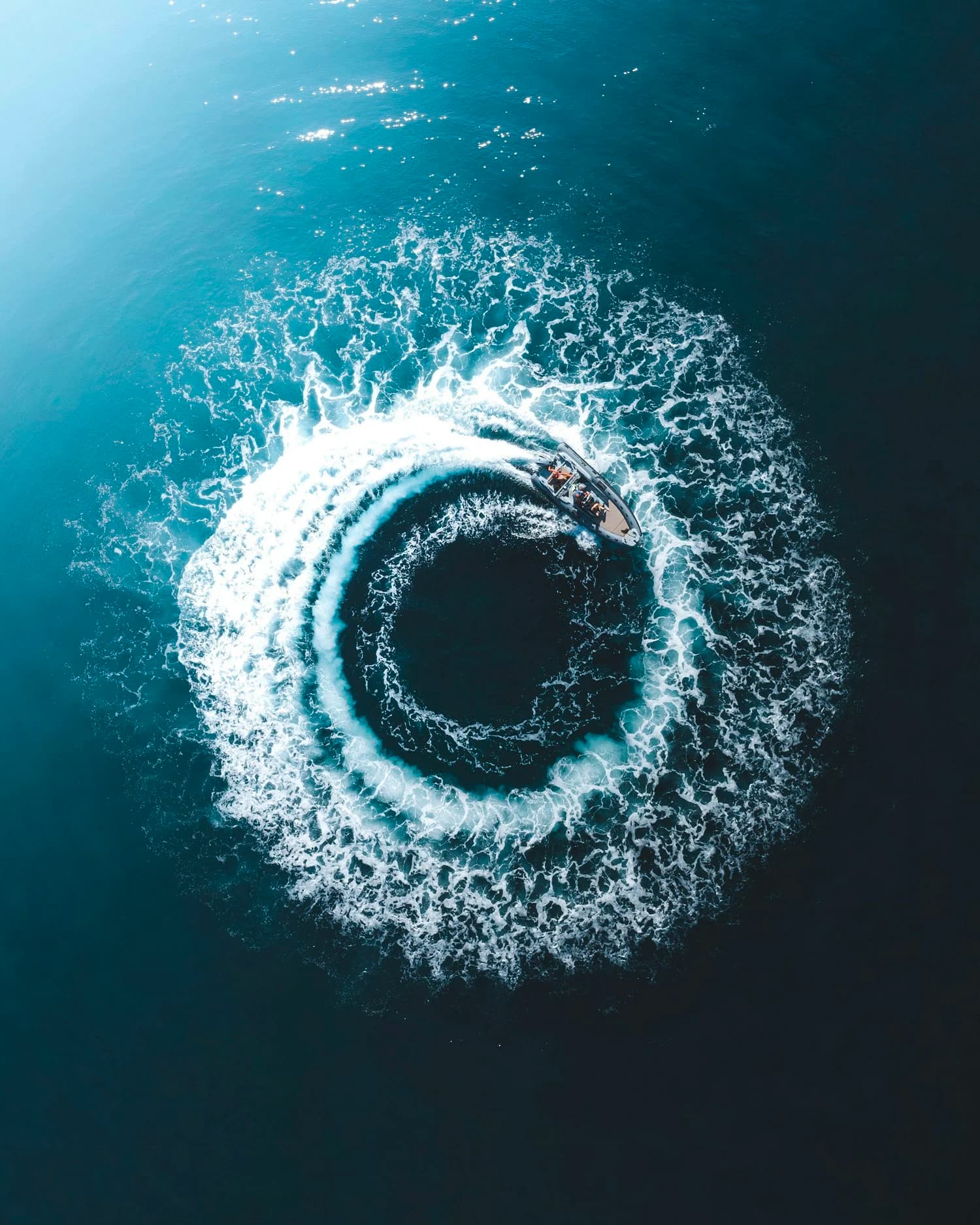 Cercle d'écume tracé par un bateau vu du ciel