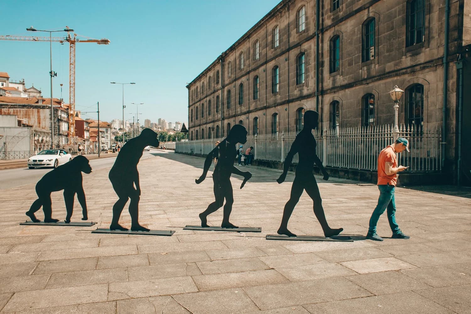 Silhouettes de l'évolution humaine dans une rue