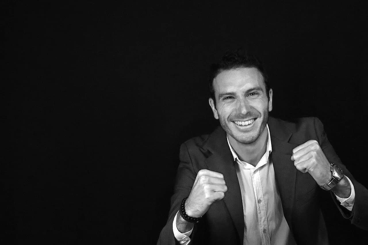 Ianis Defendini, portrait noir et blanc, bras levés