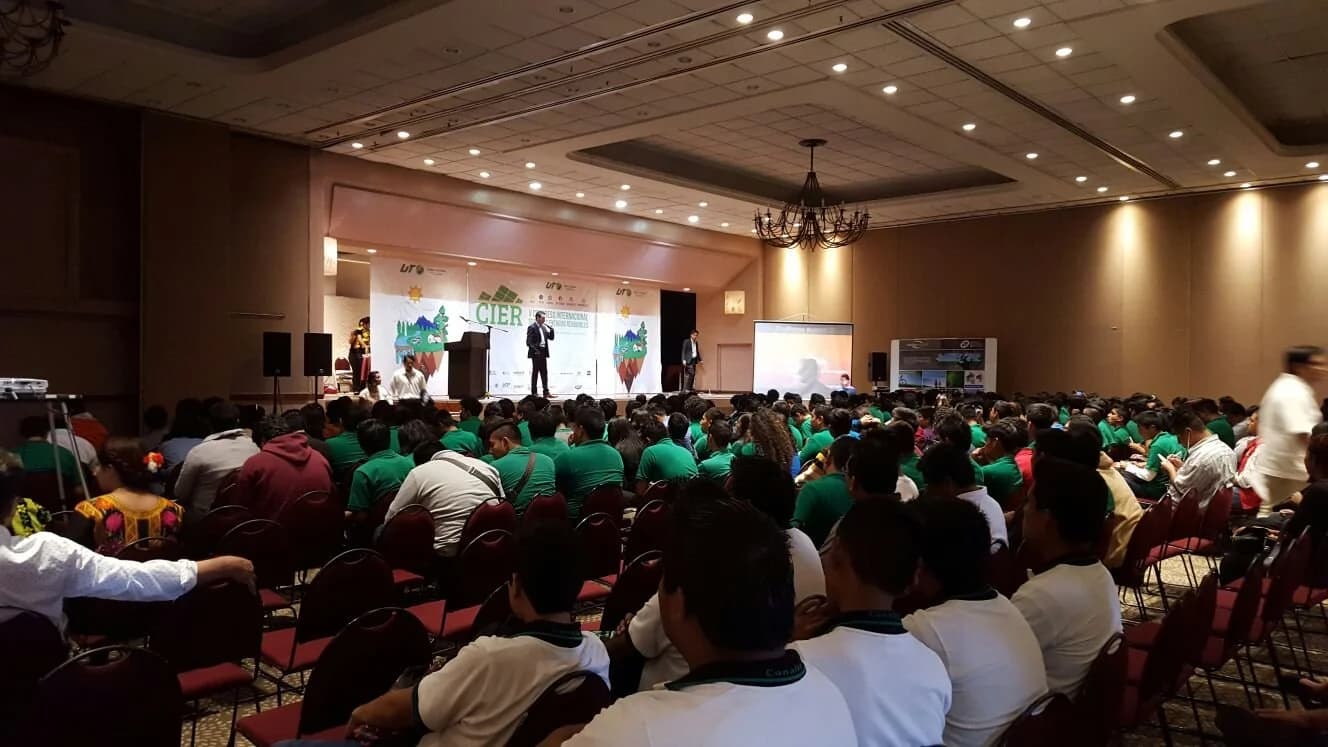 Conférence devant une salle pleine