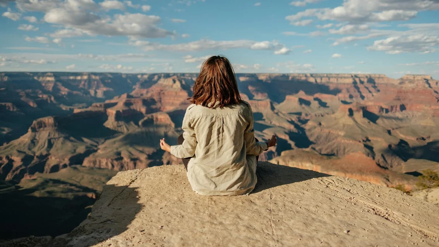 Femme méditant au bord d’un canyon
