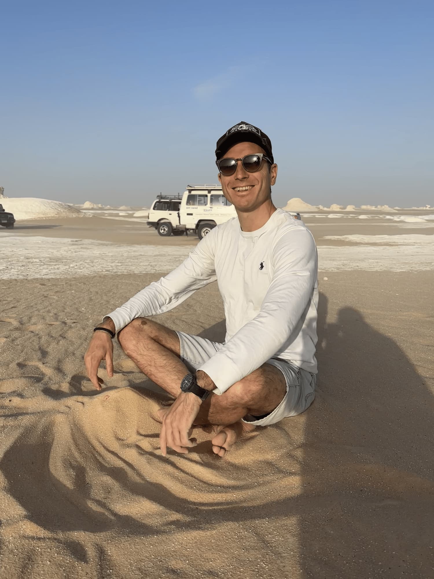 Ianis assis dans le désert