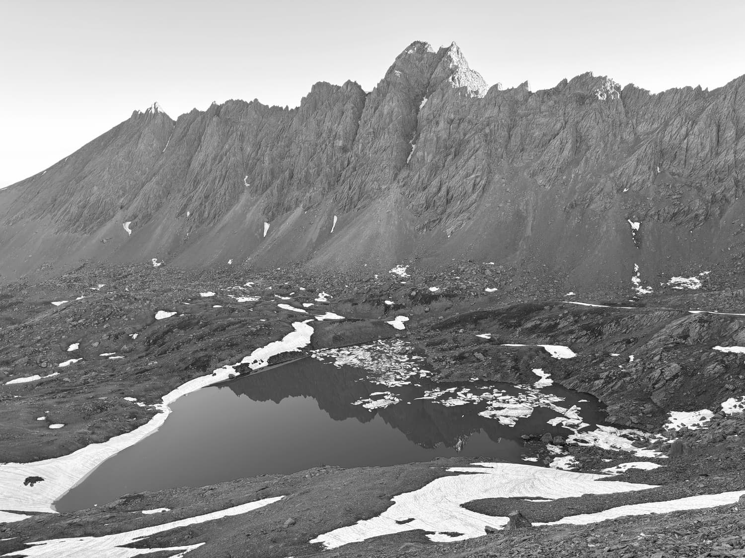 Crête de montagne en noir et blanc