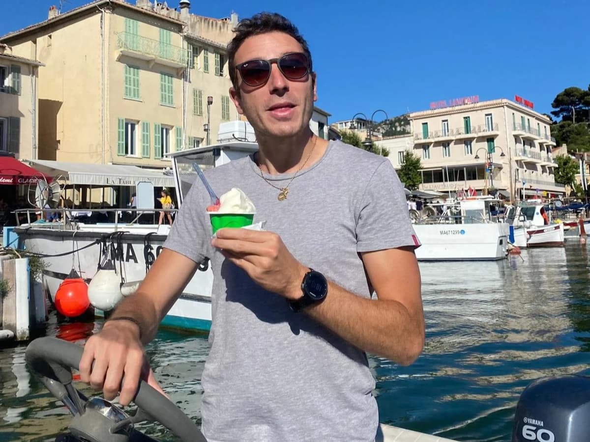 Une glace à la main sur le port, à Marseille