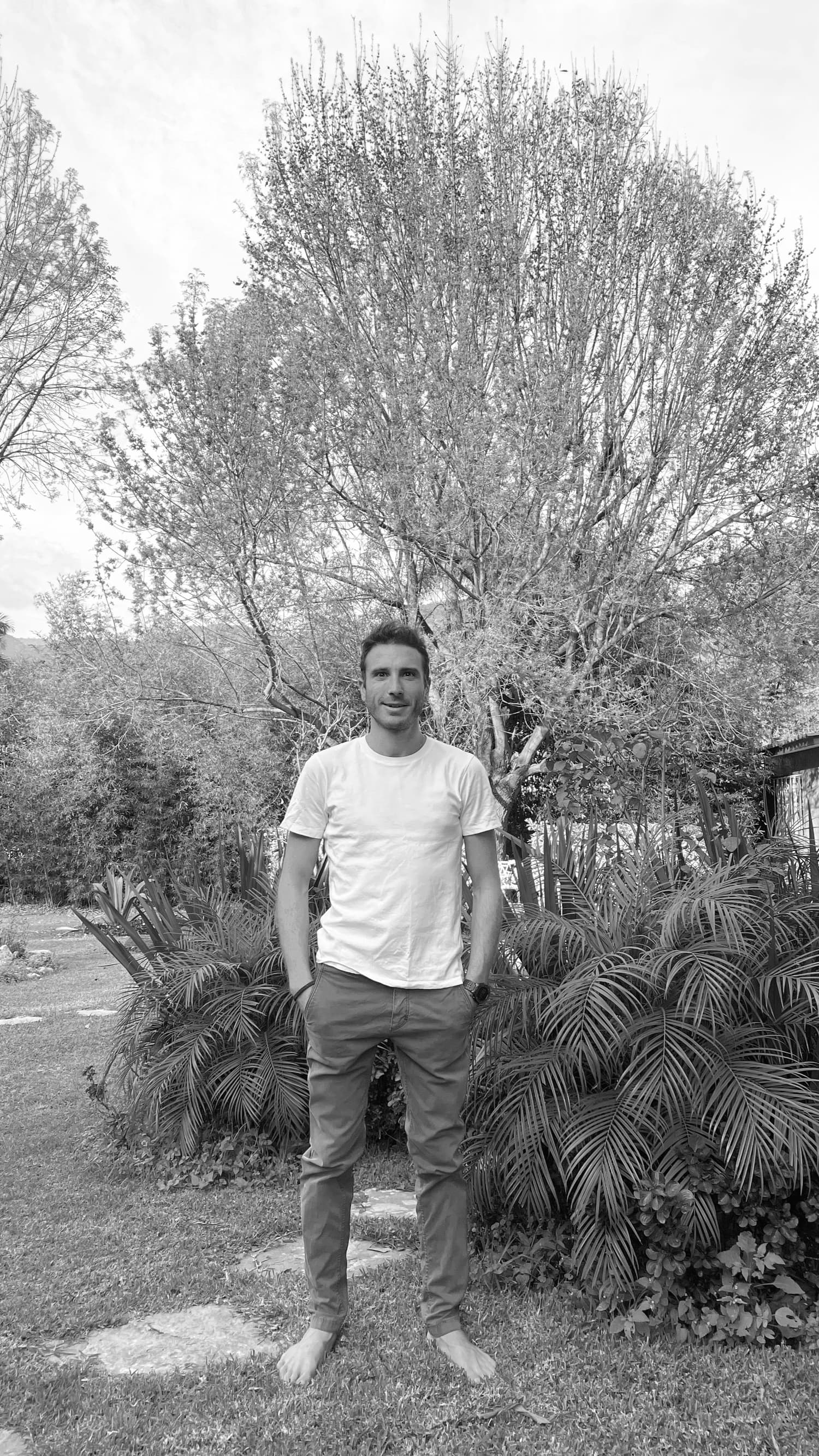 Ianis Defendini, portrait noir et blanc dans un jardin