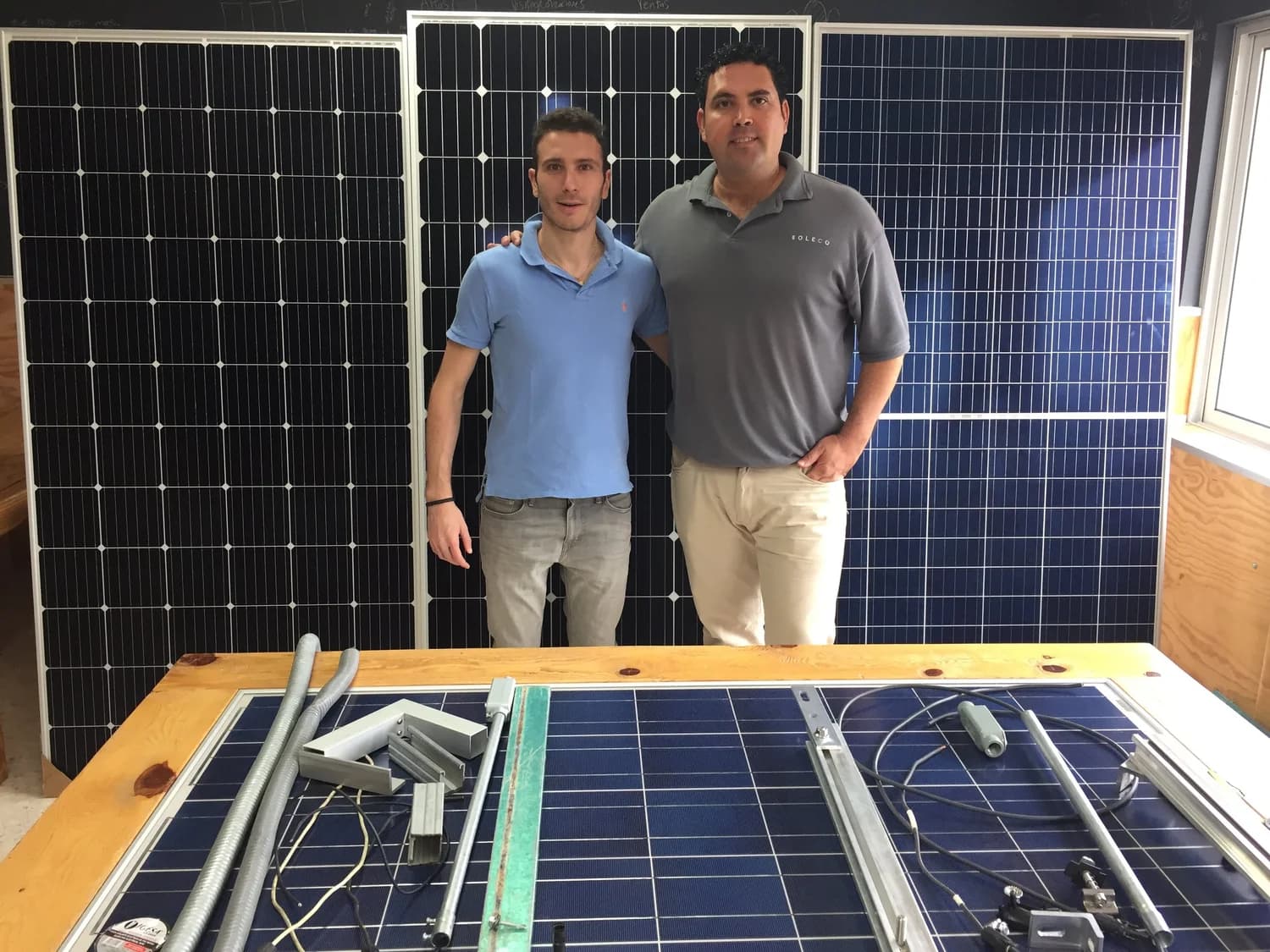 Devant des panneaux solaires, première entreprise