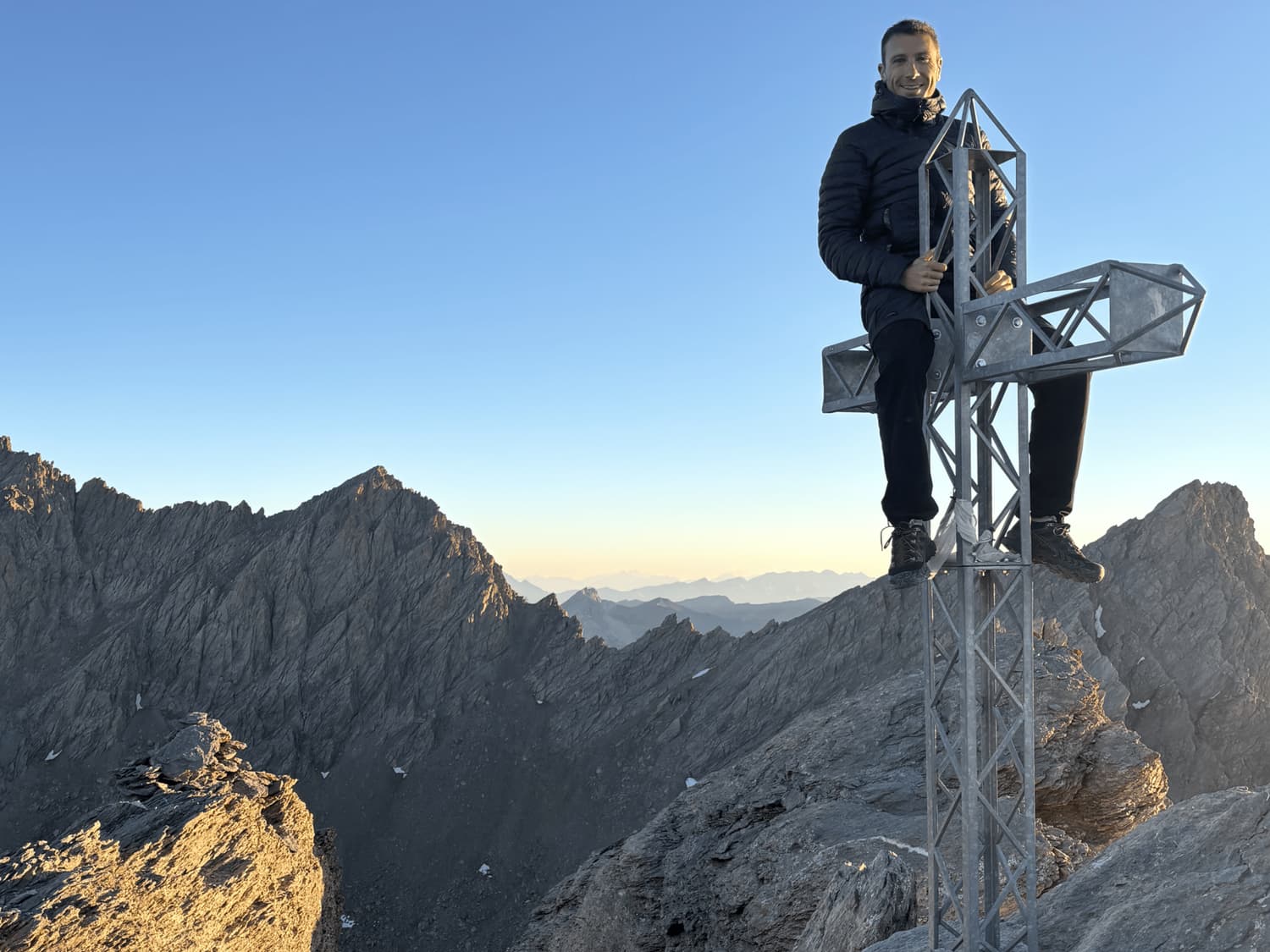 Au pied de la croix, au sommet dans les Alpes